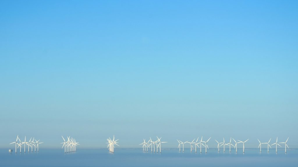 Imagen aérea de turbinas eólicas en funcionamiento.